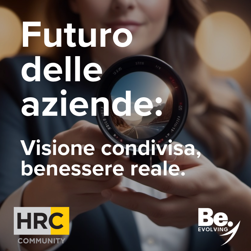 Donna che tiene una lente con riflesso stradale, simbolo di visione strategica. Testo: Futuro delle aziende – Visione condivisa, benessere reale.