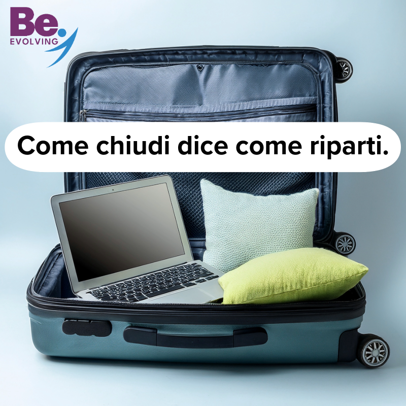 Manager prima delle vacanze: valigia aperta con laptop e cuscino, simbolo di work-life balance