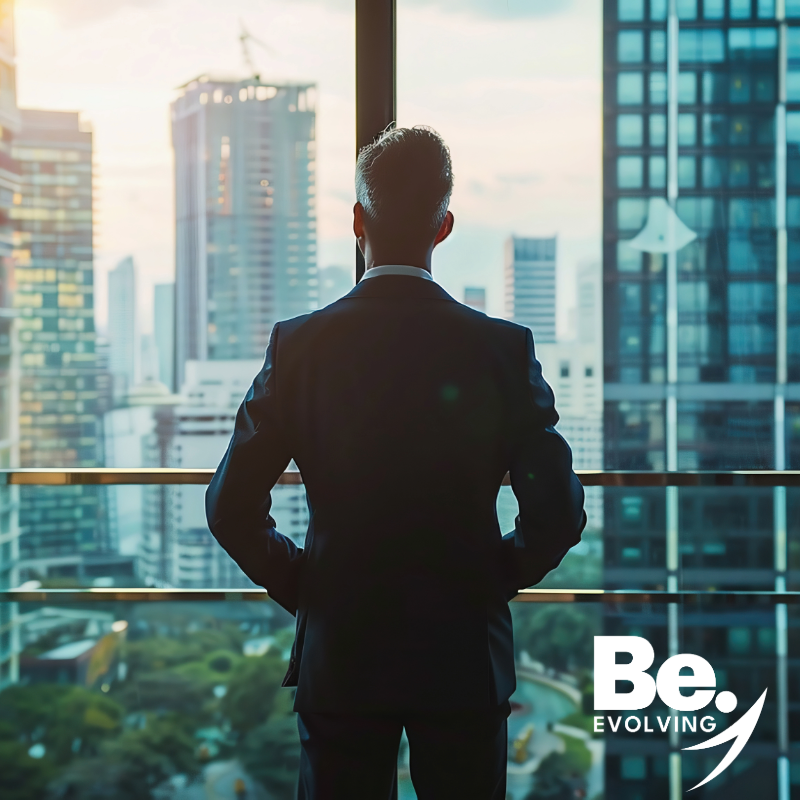 manager di spalle che guarda fuori dall’ufficio – dicembre cultura aziendale